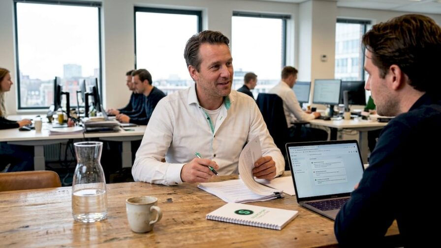 De accountmanager bespreekt samen met de klant de mogelijkheden op kantoor.