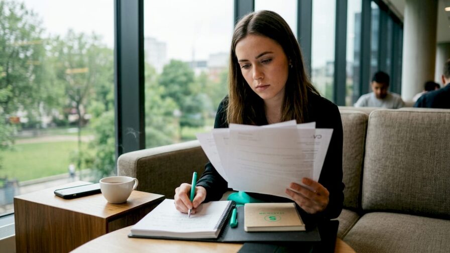 Recruiter bekijkt cv’s tijdens overleg in de vergaderruimte