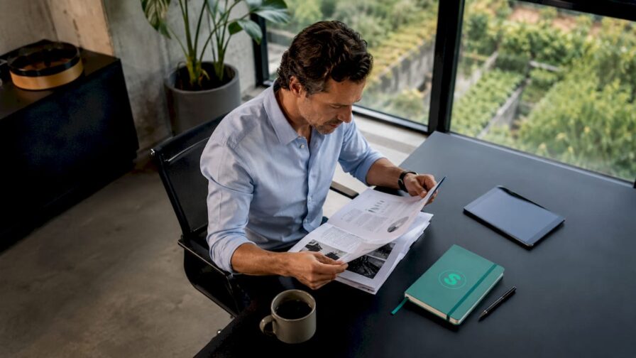 Senior accountmanager verdiept zich in het klantenbestand