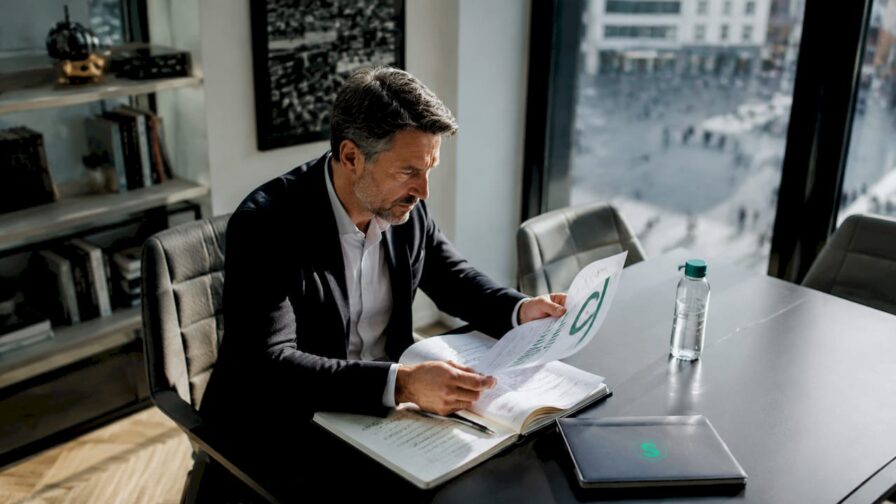 De marketingmanager neemt het uitbreidingsplan voor het team onder de loep.