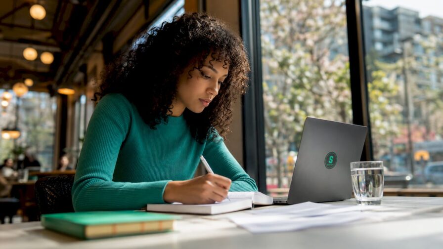 Vrouw maakt zich klaar voor een gesprek over digitale marketing