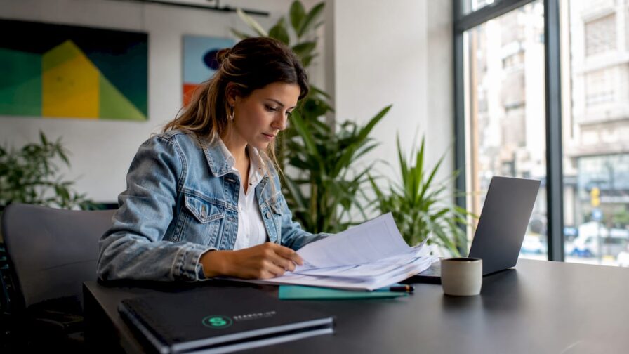 Een vrouw zoekt gericht naar geschikte kandidaten voor sales- en marketingfuncties.