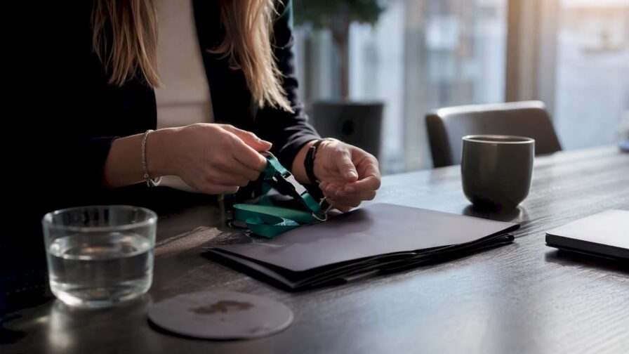 Een recruiter die bezig is met het samenstellen van wervingsmateriaal.
