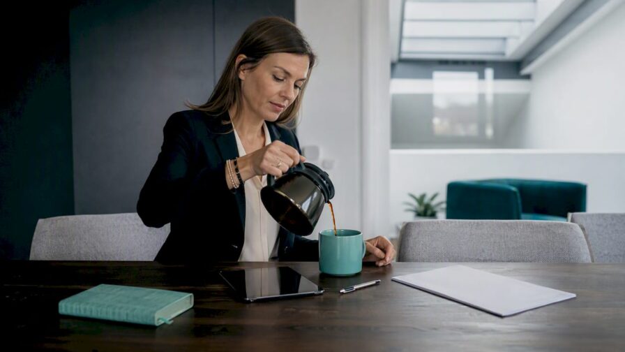 Terwijl de briefing wordt klaargezet, wordt er alvast een kopje koffie ingeschonken.
