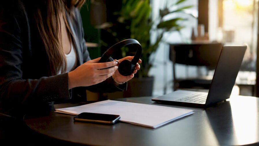 Kandidaat legt cv en telefoon klaar in aanloop naar het gesprek met de recruiter