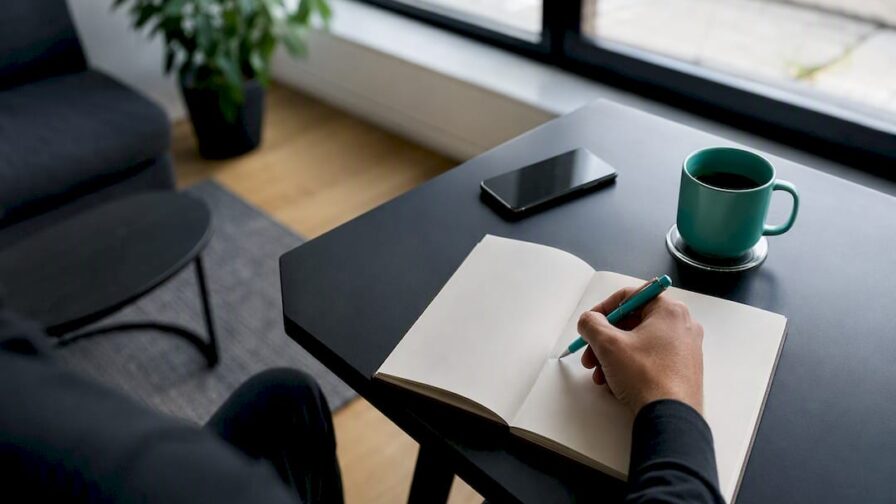 Een bureau met een pen en een tablet in een modern kantoor