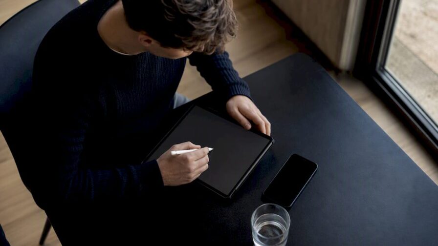 Handen die digitale aantekeningen maken voor een onderhandeling