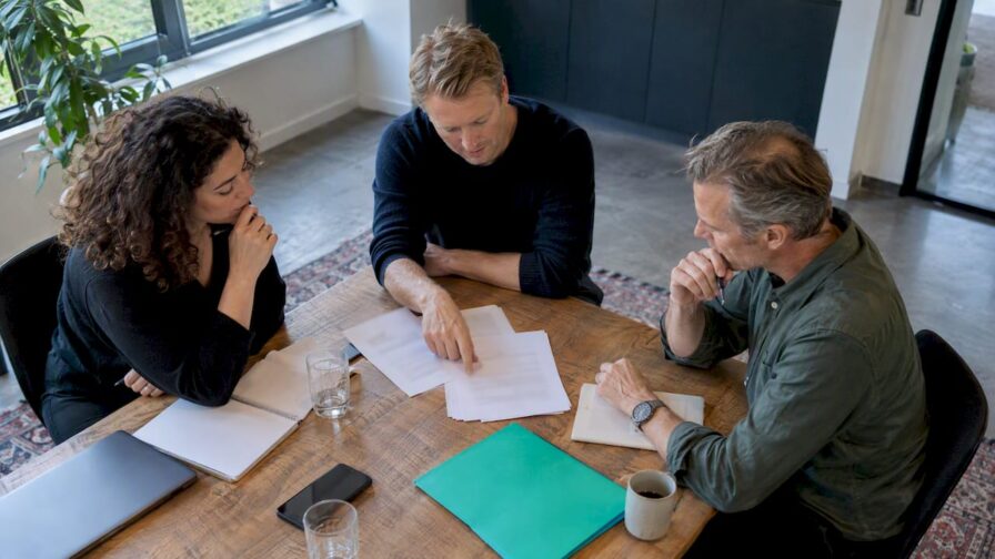 Drie salesmedewerkers bekijken samen een EVP-tekst