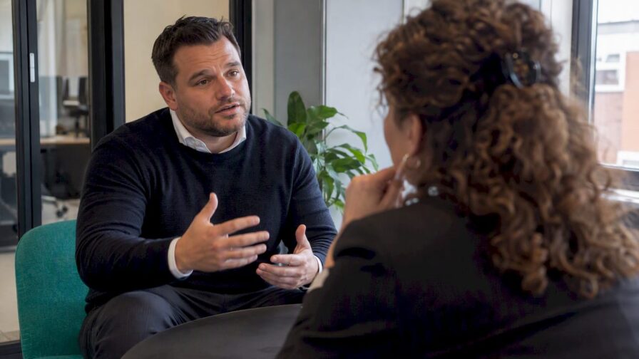 Verkoopadviseur bespreekt een lastige deal