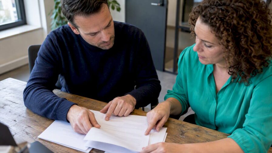HR-manager en recruiter gaan in gesprek over SLA-afspraken