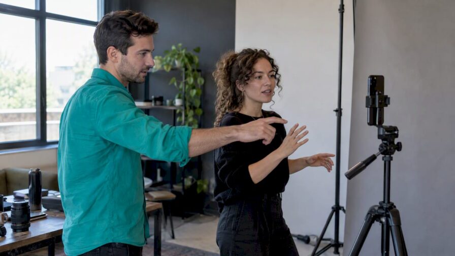 Social media manager geeft opdracht voor video-opname