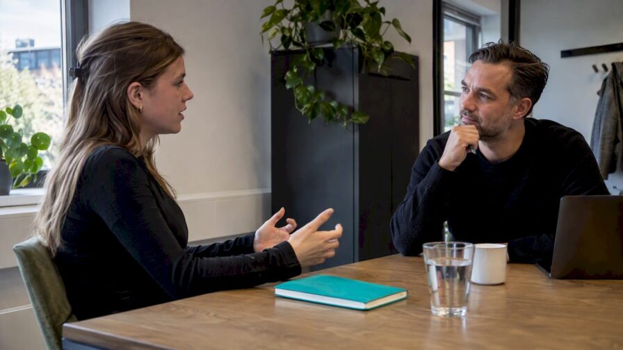 Nieuwe verkoper oefent een klantgesprek