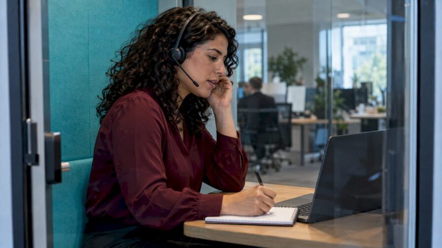 De SDR doet een kwalificatiegesprek via de telefoon.